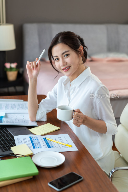 商务女子在酒店使用电脑