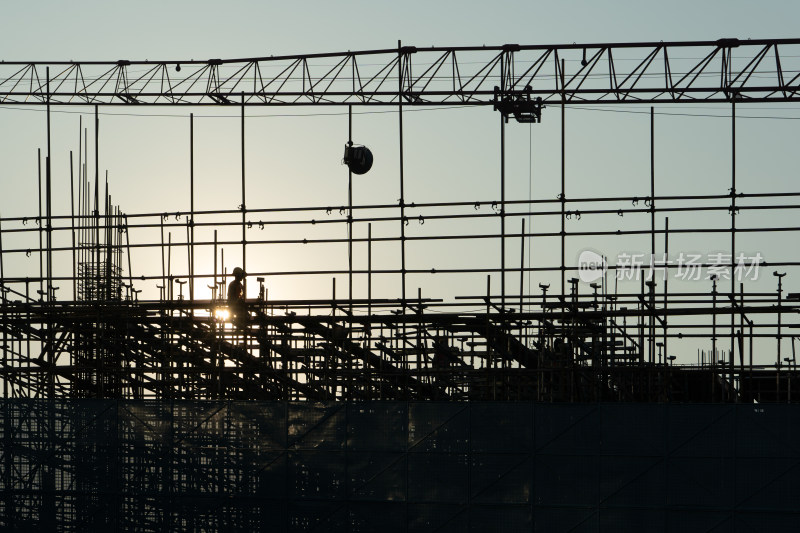 清晨的建筑工地和建筑工人