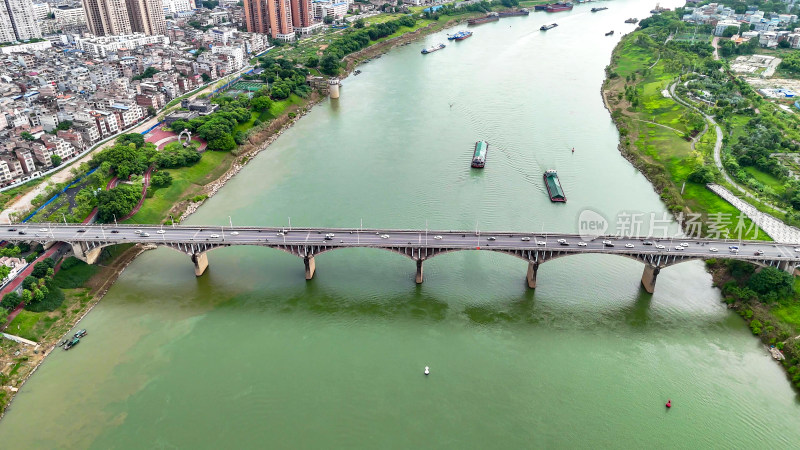 广西贵港郁江跨江桥梁交通航拍图