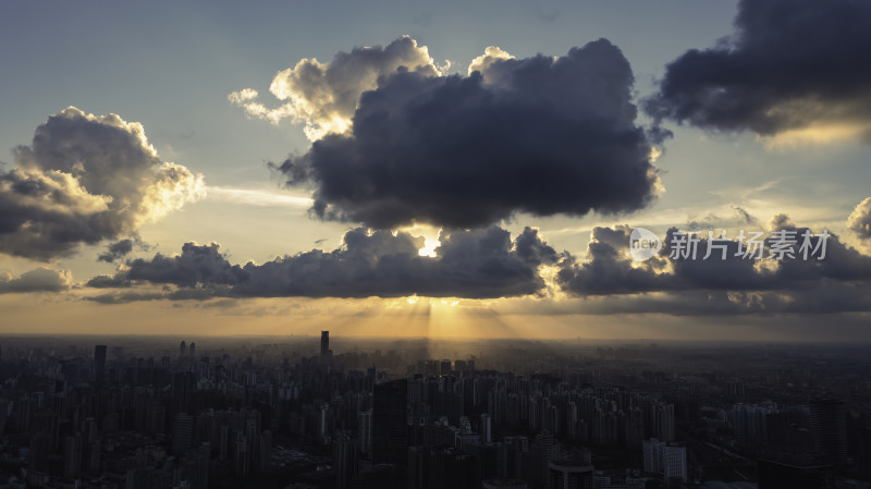 城市上空壮观云层与光线交错的景象