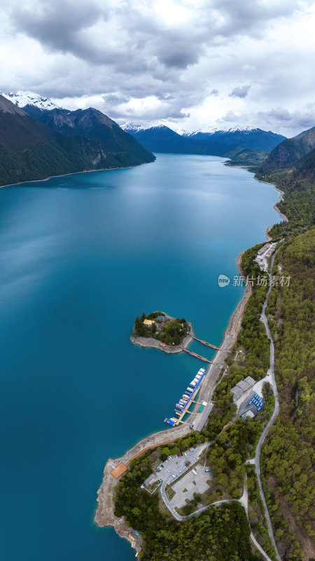 西藏林芝地区巴松错村庄神湖春色高空航拍