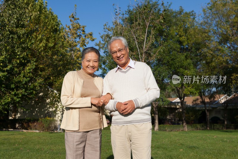 老年夫妻在草地散步