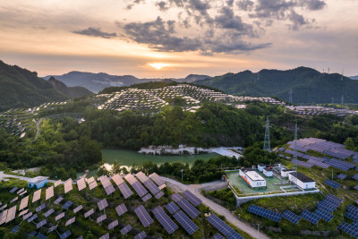 夕阳下山上的光伏