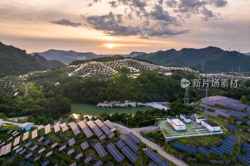 夕阳下山上的光伏