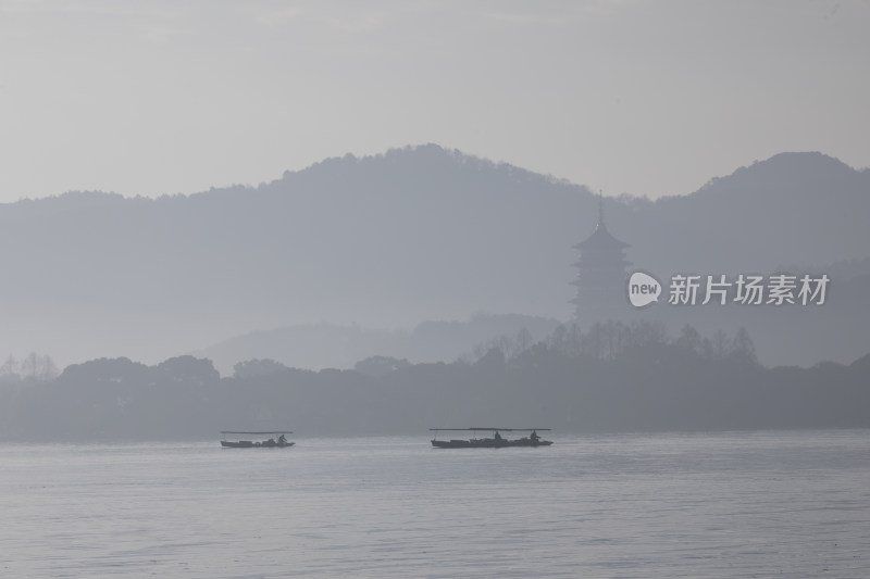 晨雾中的杭州西湖雷峰塔风光