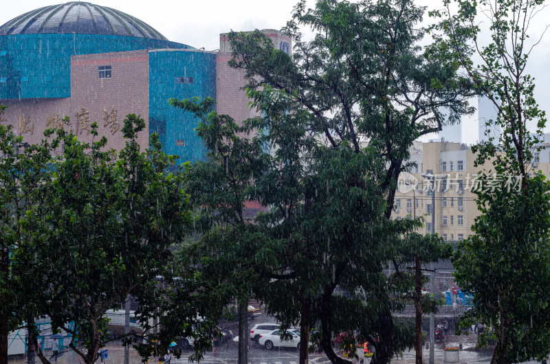 大雨中的青岛四方老城区