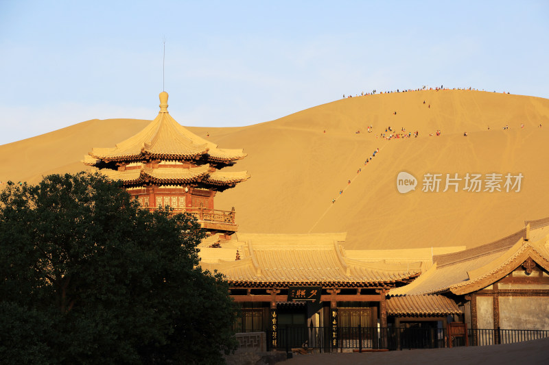 敦煌沙漠中的中式古建筑