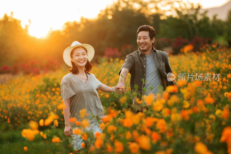 花丛中幸福的青年夫妇