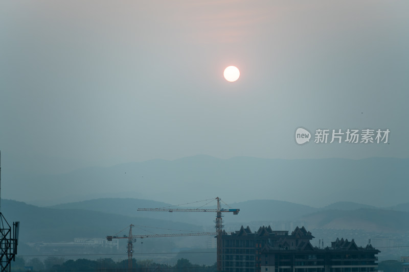 夕阳下城市建筑工地景象