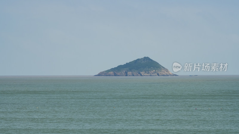 海上孤山远景自然风景