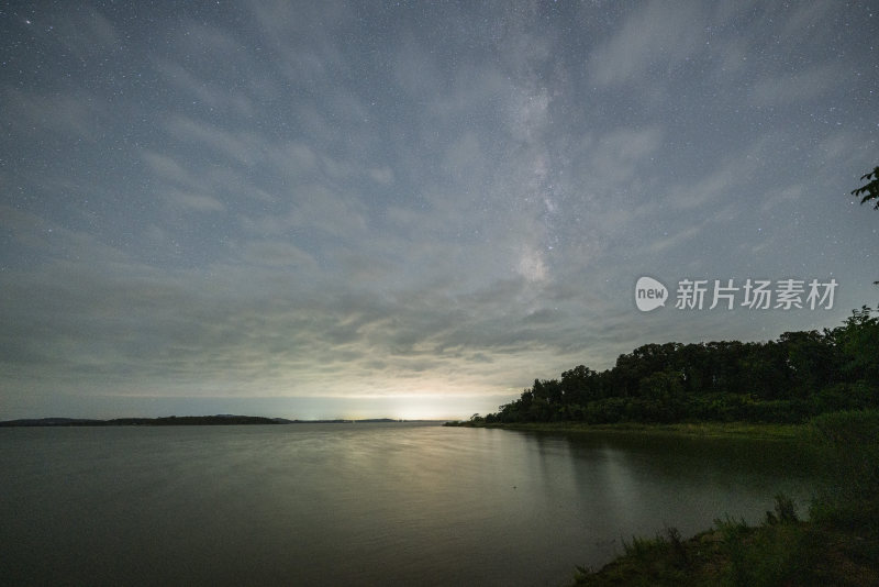 暮色下的山水湖泊静谧风景