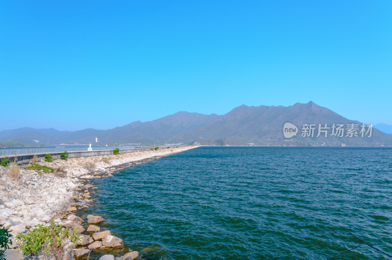 香港大埔大美督船湾淡水湖水坝旅游景区