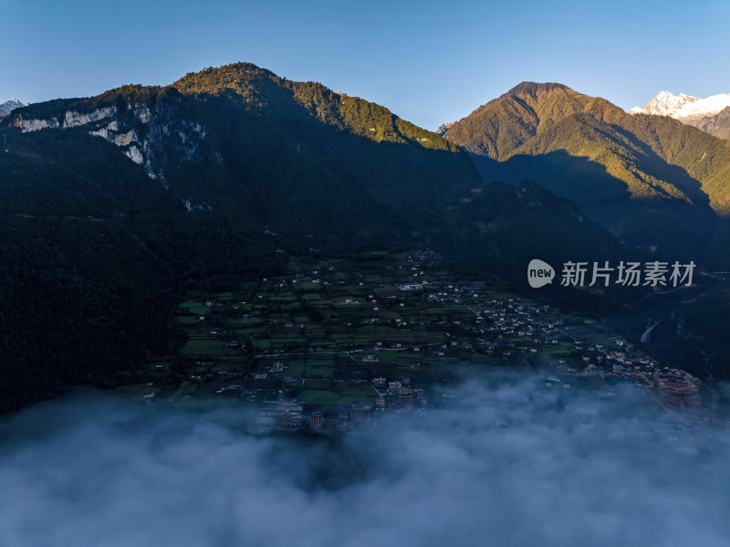 云南怒江傈僳族丙中洛人神共居秋色高空航拍