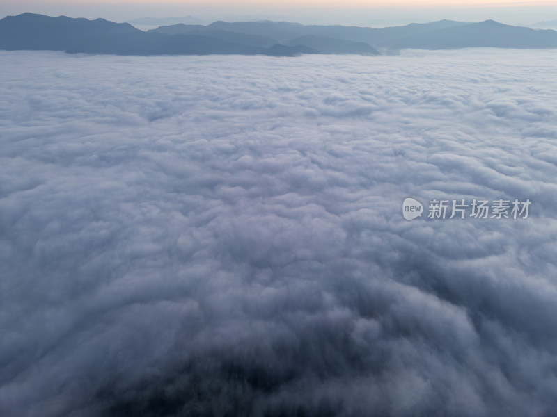 航拍云海之上的山峦