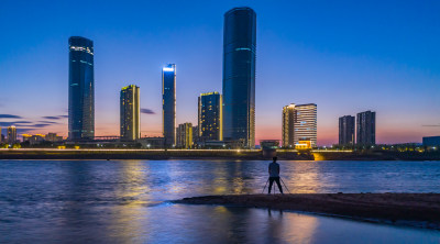 摄影师江畔拍摄城市夜景