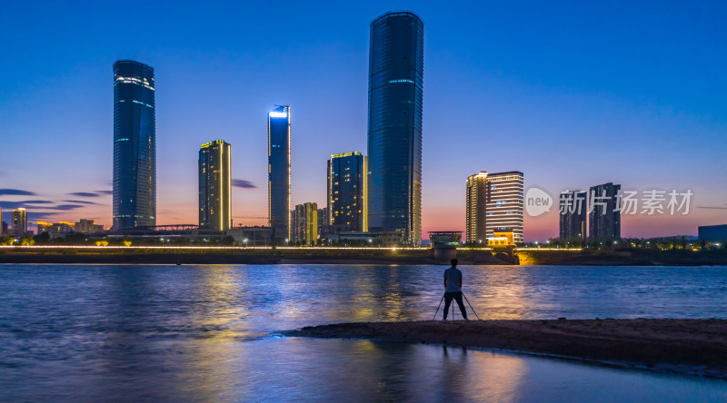 摄影师江畔拍摄城市夜景