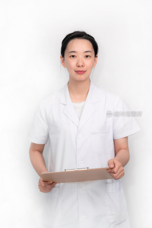 白色背景前拿着病例夹的中国年轻女性医生