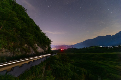 山间公路夜景星空长曝光