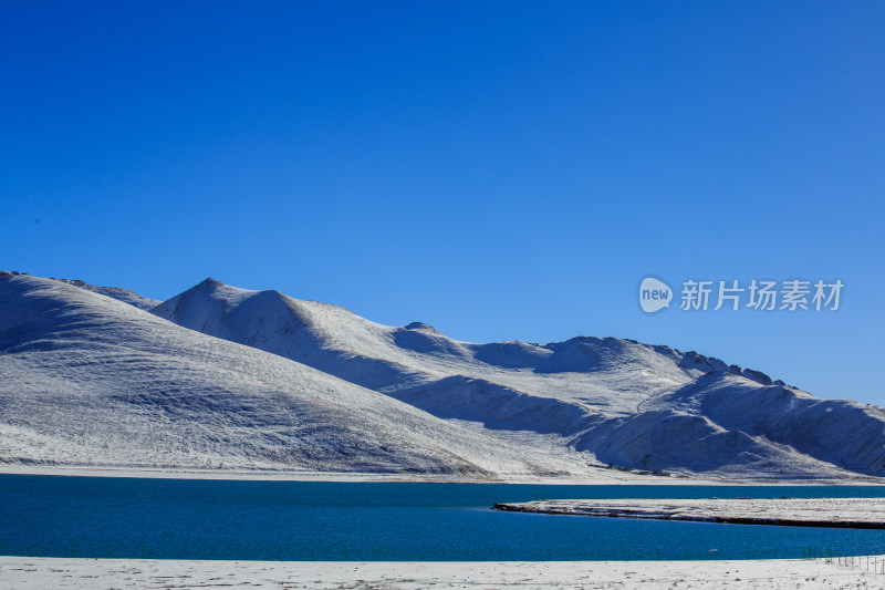 中国西藏羊卓雍措湖羊湖冬季雪景