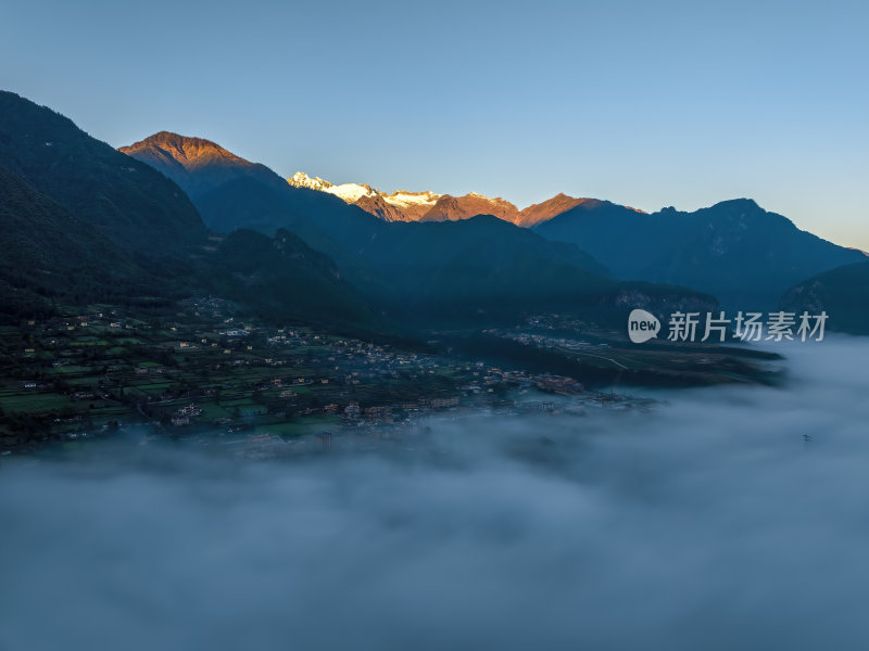 云南怒江傈僳族丙中洛人神共居秋色高空航拍