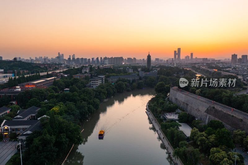 日落时南京秦淮河与大报恩寺