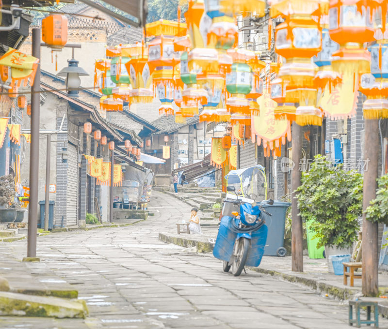 古街悬挂灯笼的宁静场景