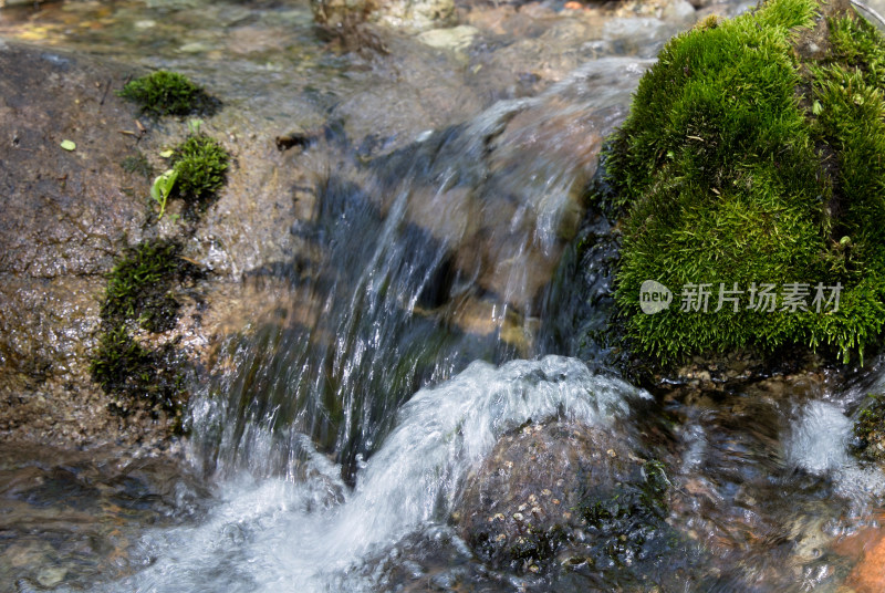 夏季户外大山里流淌的溪流