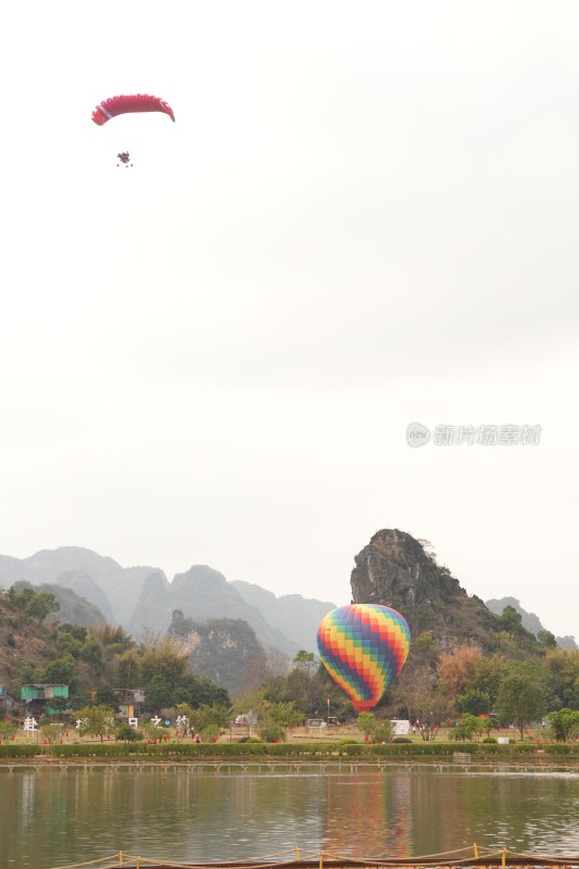 山水间的小火车与多彩热气球景象