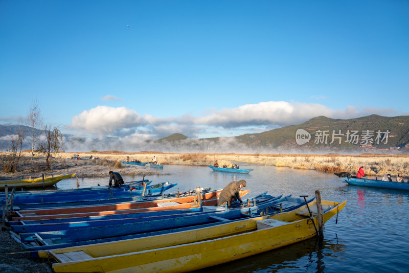 泸沽湖冬天唯美晨雾冬景