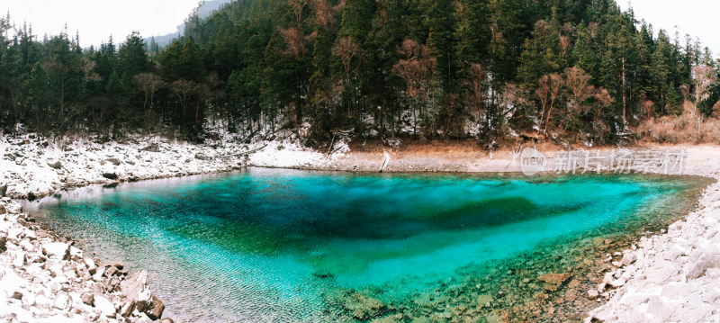 川西九寨沟冬季雪山碧蓝海子唯美