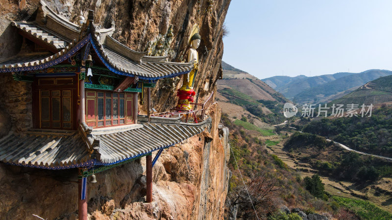 悬崖峭壁上的千年古佛大理宾川观音箐悬空寺