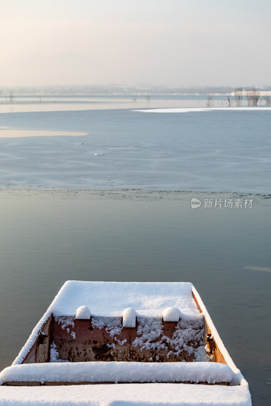 山东济宁邹城孟子湖日出雪景