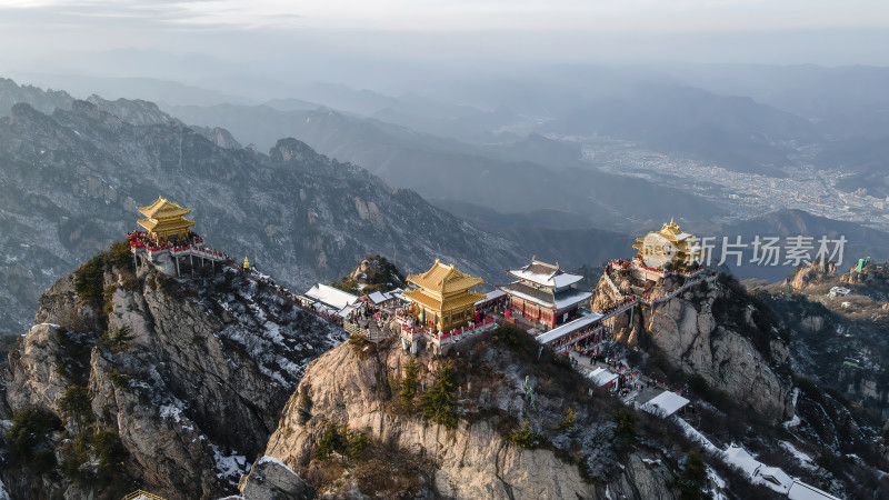 河南老君山飞雪中的千年古树冬季航拍