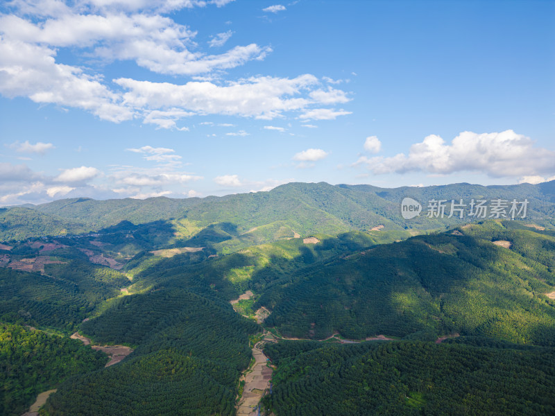 航拍蓝天白云下广阔无垠绿意盎然的山地景观