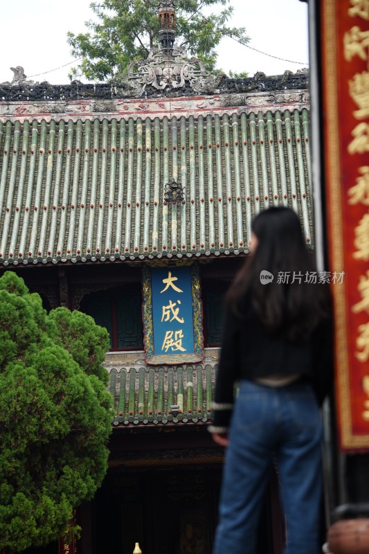 站在四川成都郫都区唐昌文庙古建筑旁的女人