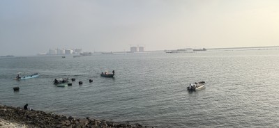 海面上的几艘小船及岸边的石头