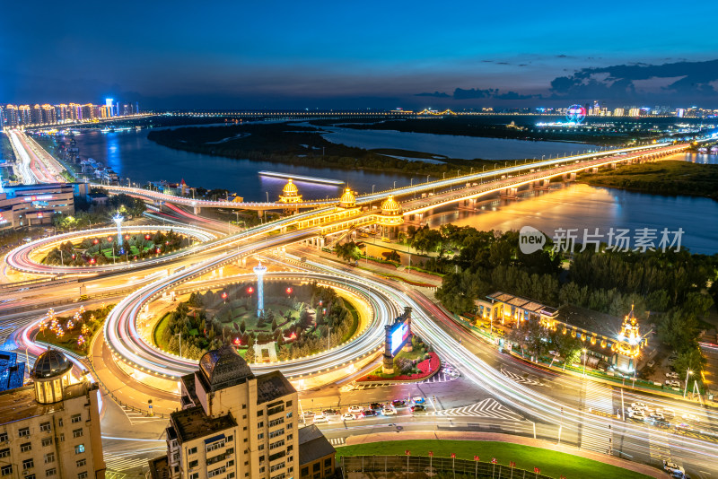 哈尔滨松花江公路大桥傍晚夜景