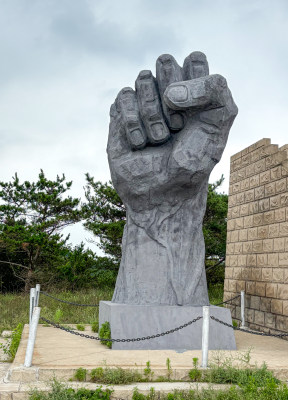 大连旅顺口日俄战争西炮台遗址里的雕塑