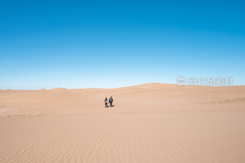 沙漠无人区荒漠黄昏荒凉戈壁两个人