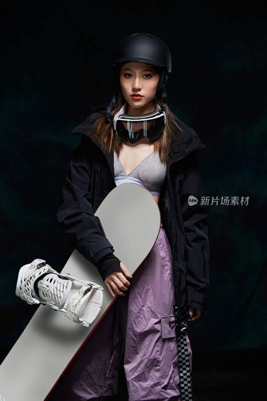 穿戴齐全单板滑雪装备的亚洲美女