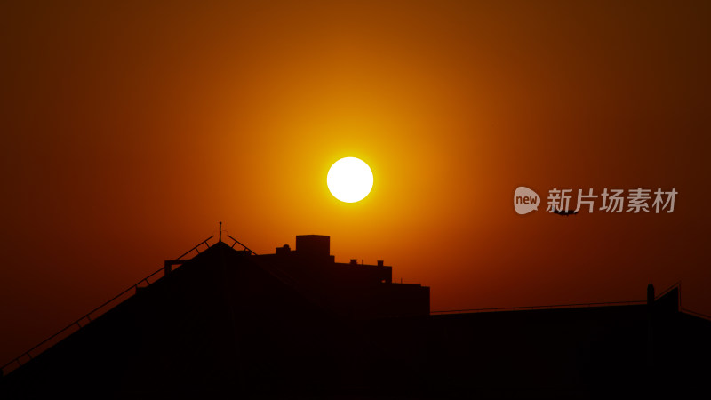 湖北民族大学夕阳下建筑的剪影