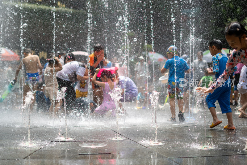 暑假夏天小朋友在地面喷泉玩水特写
