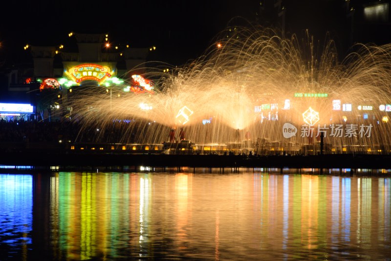 长沙铜官窑夜间湖边打铁花景观