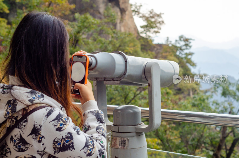 河南省洛阳白云山望远镜观看风景的女孩