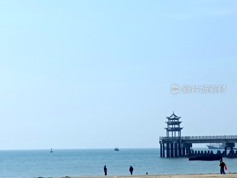 海边风景及古亭的宁静景象