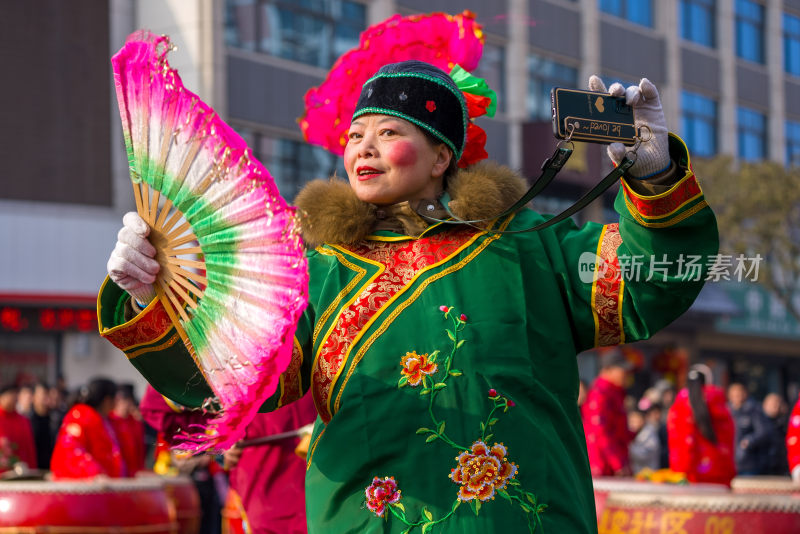 元宵节社火航拍城市热闹人群围观