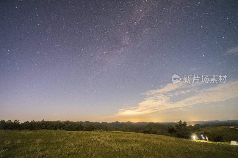 草地星空夜景露营帐篷的唯美画面