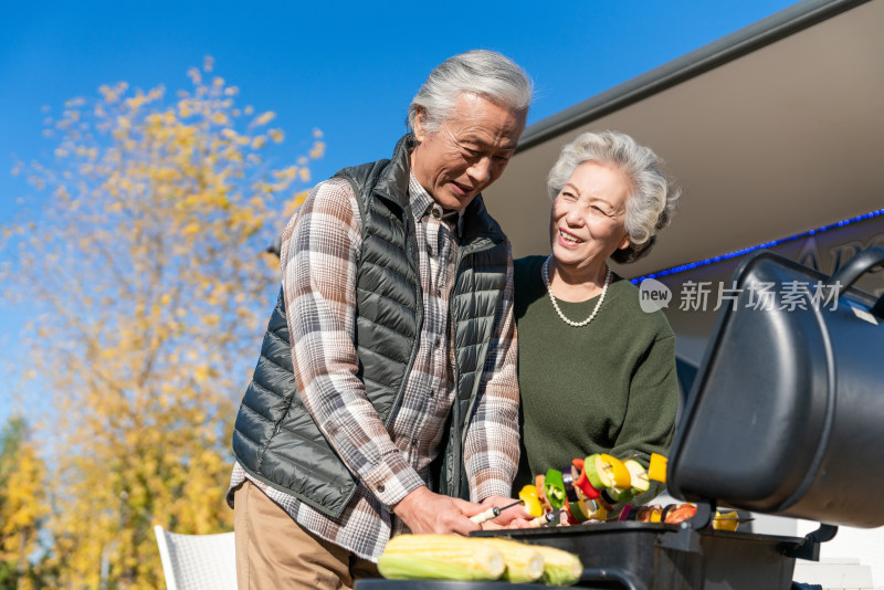 老年夫妻秋游野餐烧烤