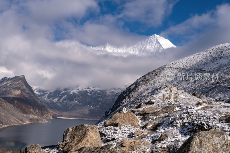 西藏山南洛扎秘境库拉岗日雪山湖泊壮丽景色