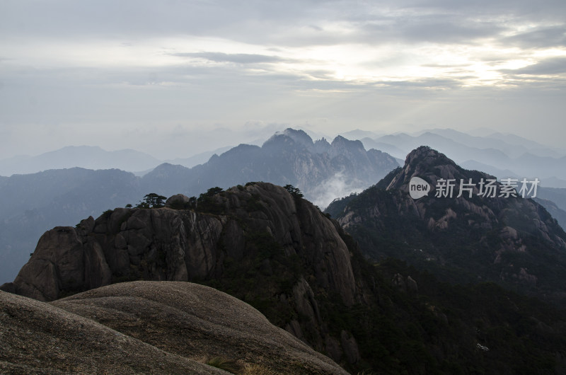 黄山 群山峻岭间的晨曦 云海 山峦 峰峦叠嶂